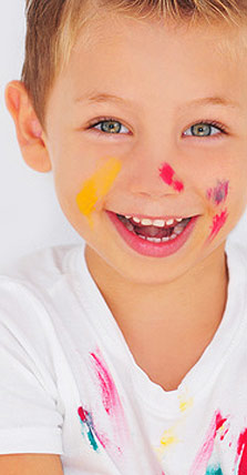 Portrait eines Jungen mit Fingerfarbe im Gesicht
