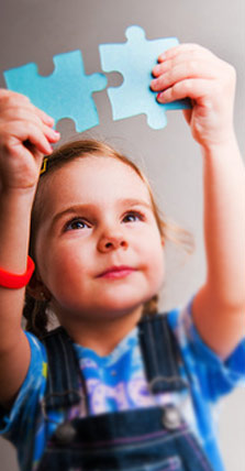 Portrait eines Jungen mit Fingerfarbe im Gesicht